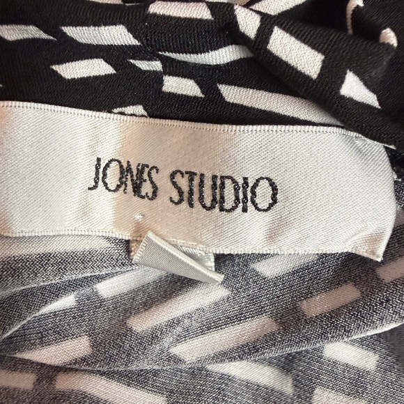 Jones Studio Black and White Sleeveless Top - Picture 5 of 8